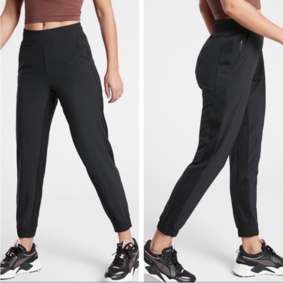 Athleta Pants - Athlete Textured Black Brooklyn Jogger size 6
